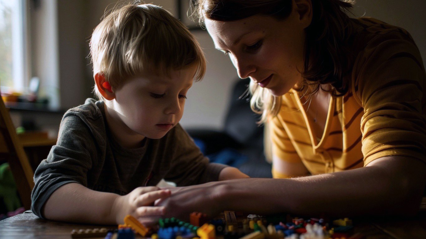 Eine Mutter spielt mit ihrem kleinen Jungen