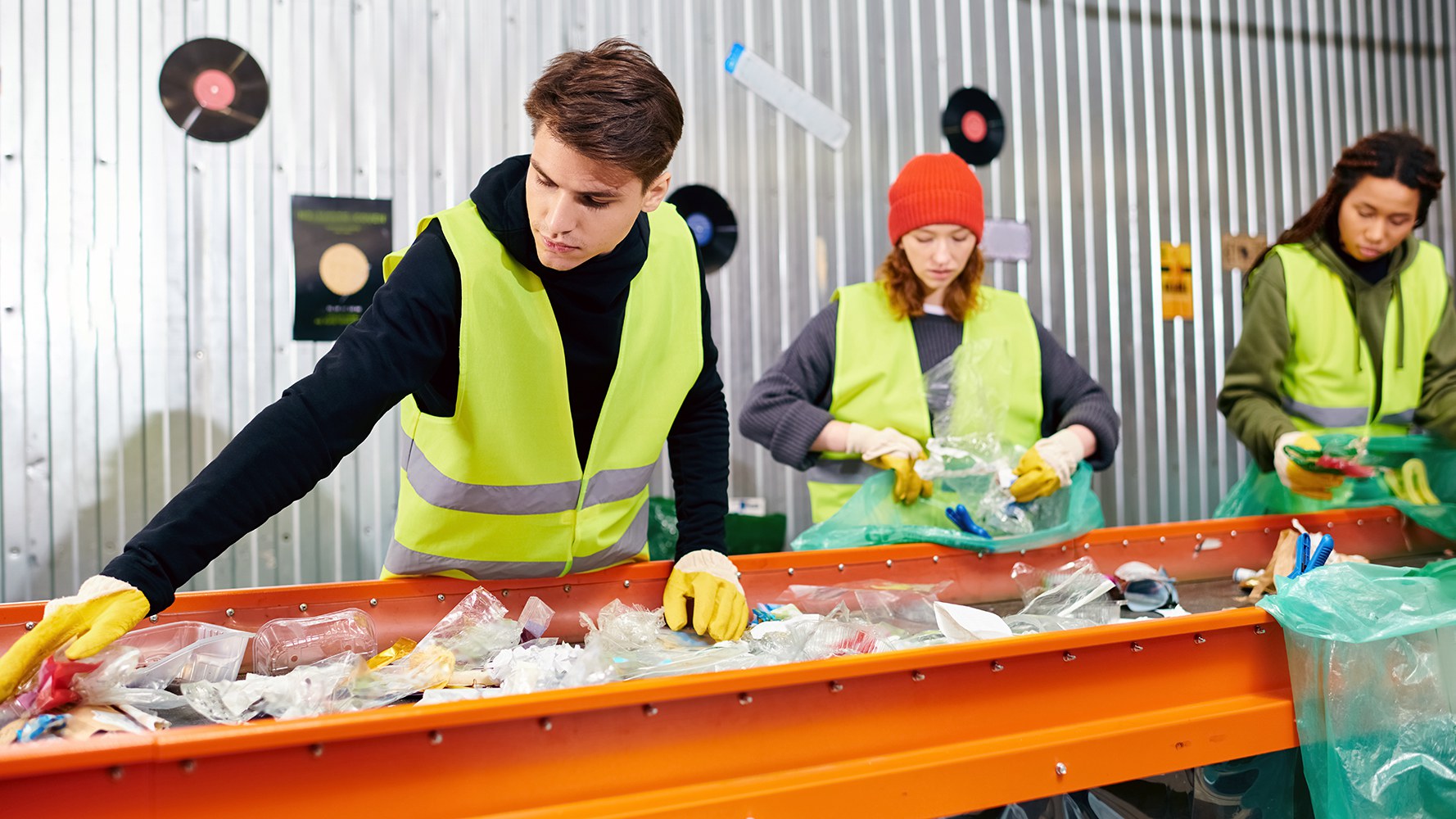 Maturanden sortieren Plastikabfall