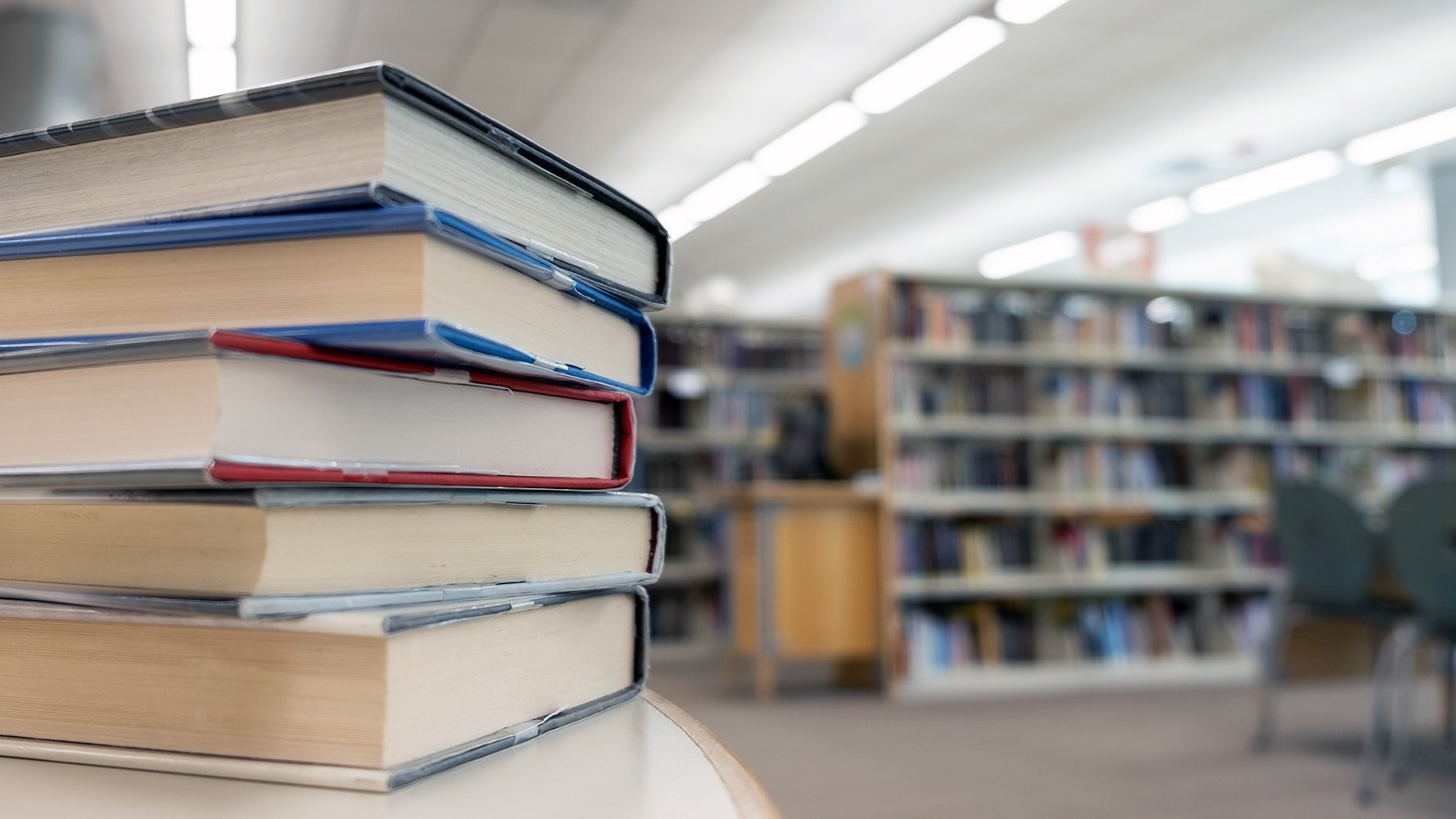 Bücherstapel in Bibliothek