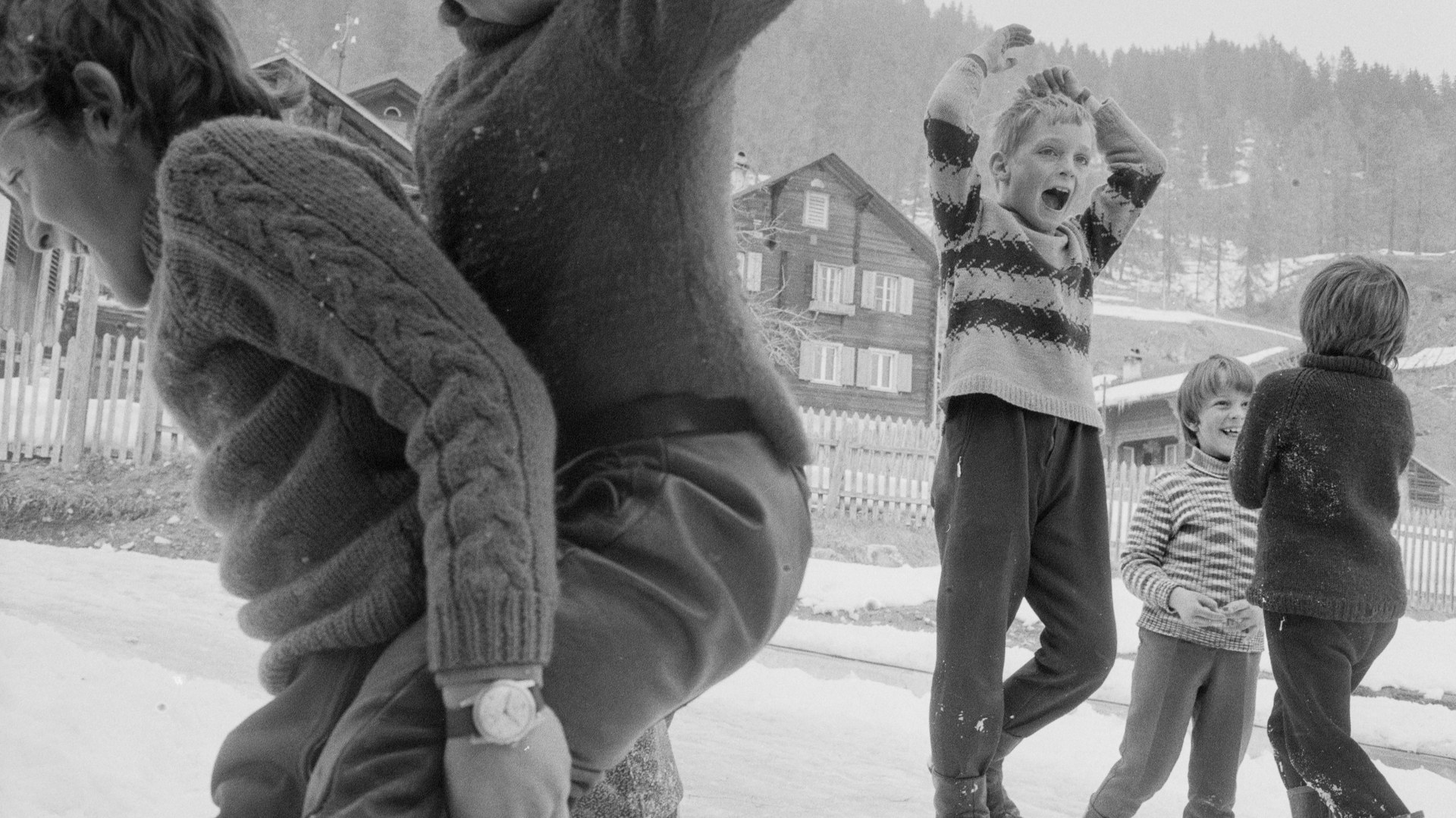 Spielende Kinder im Schnee