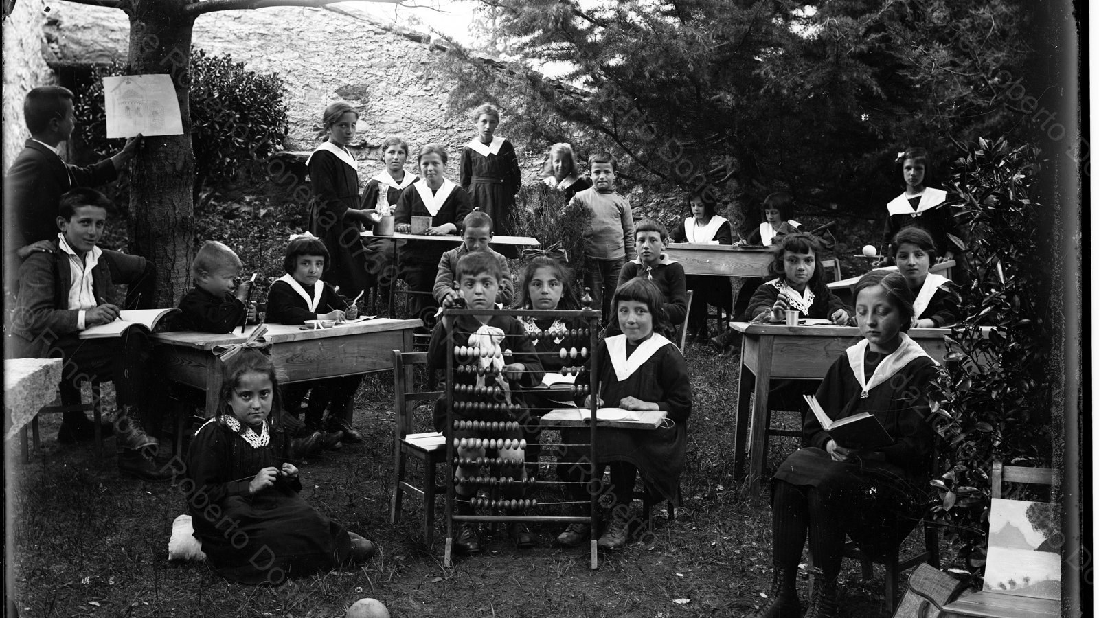 Une classe d'école au Tessin vers 1870 avec ses pupitres à l'extérieur en plein air