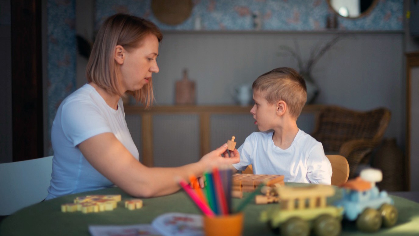 Une mère joue avec son petit garçon